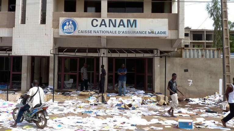 Confusi&oacute;n y pillaje en la capital de Mali despu&eacute;s del golpe militar