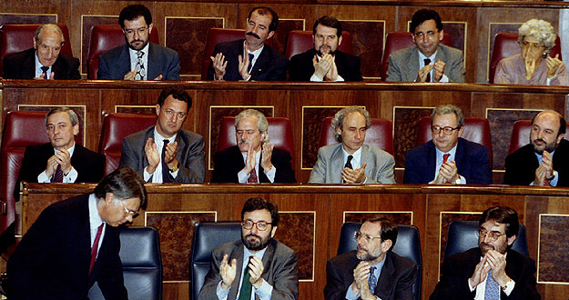 SPANISH PRIME MINISTER GONZALEZ IS APPLAUDED BY OSICALIST PARLEMENTARIANS AND CABINET MEMBERS AT ...