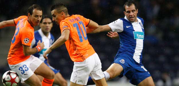 Gonz&aacute;lez, del Oporto, lucha un bal&oacute;n entre varios jugadores del Apoel Nicosia.