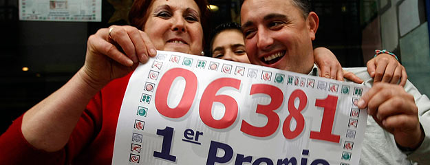 El 06381 fue 'El Gordo' del año pasado, muy repartido por toda España. En la imagen, la celebración en Tijola, Almería. El 06381 fue 'El Gordo' del año pasado, muy repartido por toda España. En la imagen, la celebración en Tijola, Almería.