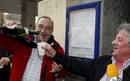 Victor brinda con el lotero que ha repartido los 120 millones de euros del Gordo de El Ni&ntilde;o.