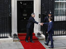 El primer ministro brit&aacute;nico, Gordon Brown, saluda al presidente ruso, Medvedev, en el 10 de Downing Street.