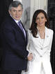 Gordon Brown saluda a la presidenta de Argentina, Cristina Fern&aacute;ndez de Kirchner.