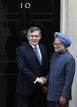 BritainsGordon Brown saluda al primer ministro indio, Manmohan Singh, en la puerta del n&uacute;mero 10 de Downing Street