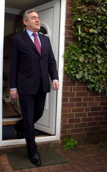 El primer ministro brit&aacute;nico, Gordon Brown, abandona el hogar de Gillian Duffy, en Rochdale, Inglaterra, tras disculparse por haberla llamado "intolerante" unas horas antes.