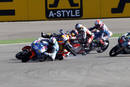 En ese momento, Krummenacher embiste por detr&aacute;s a Marc M&aacute;rquez.