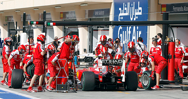 El coche del piloto espa&ntilde;ol de la escuder&iacute;a Ferrari, Fernando Alonso, es atendido por t&eacute;cnicos de la escuder&iacute;a italiana durante la sesi&oacute;n clasificatoria del Gran Premio de Bahrein.