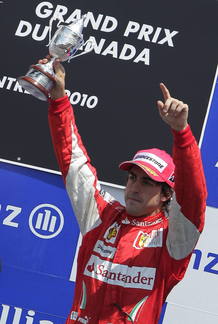 Fernando Alonso celebra en el podio su tercer puesto en el GP de Canad&aacute;.