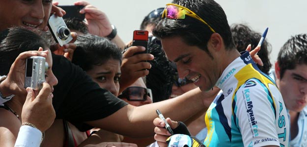 Contador firma aut&oacute;grafos en Canc&uacute;n tras finalizar la contrarreloj del Gran Premio de Ciclismo Viva M&eacute;xico.