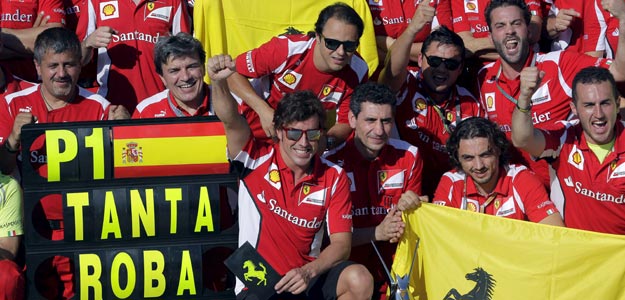El piloto de Ferrari, Fernando Alonso, celebra junto a su equipo la victoria en el Gran Premio de Europa El piloto de Ferrari, Fernando Alonso, celebra junto a su equipo la victoria en el Gran Premio de Europa