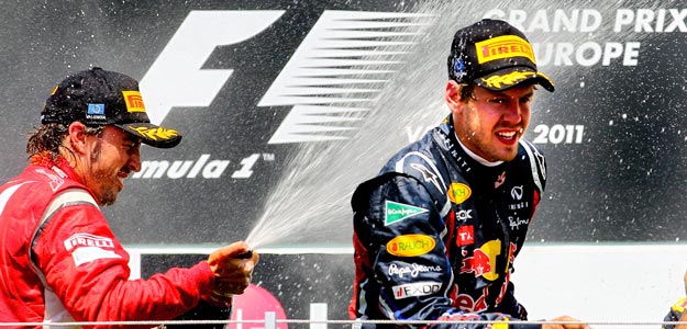 Fernando Alonso, a la izquierda, celebra su segundo puesto con el ganador, Sebastian Vettel Fernando Alonso, a la izquierda, celebra su segundo puesto con el ganador, Sebastian Vettel