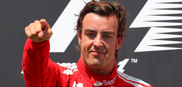 El piloto español de la escudería Ferrari de Fórmula 1, Fernando Alonso, celebra en el podio la victoria El piloto español de la escudería Ferrari de Fórmula 1, Fernando Alonso, celebra en el podio la victoria
