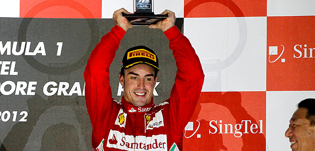 El piloto español de Fórmula Uno Fernando Alonso sostiene su trofeo después de finalizar en tercera posición en el Gran Premio de Singapur. El piloto español de Fórmula Uno Fernando Alonso sostiene su trofeo después de finalizar en tercera posición en el Gran Premio de Singapur.