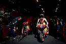 Casey Stoner (Repsol Honda) se prepara para salir a la vuelta de calentamiento
