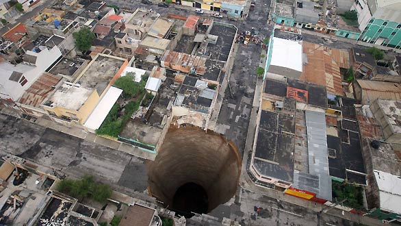 Gran socavón -de 20 m de diámetro y 30 m de profundidad- en el barrio de Ciudad Nueva de la capital de Guatemala. Gran socavón -de 20 m de diámetro y 30 m de profundidad- en el barrio de Ciudad Nueva de la capital de Guatemala.