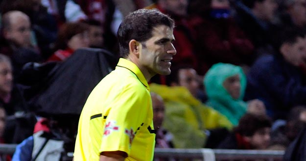 El linier Javier Rodríguez Aguilar recibió un golpe con un paraguas y se tuvo que suspender el Granada - Mallorca.