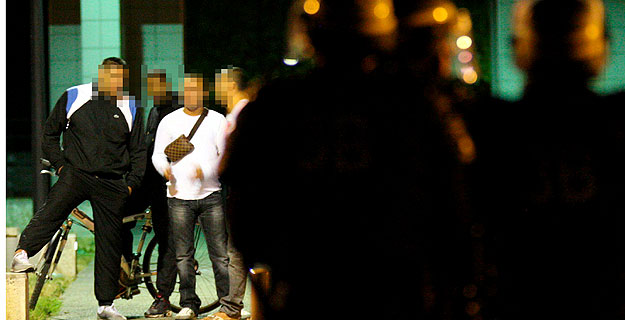 GRAVES DISTURBIOS EN GRENOBLE POR LA MUERTE DE UN ATRACADOR GRAVES DISTURBIOS EN GRENOBLE POR LA MUERTE DE UN ATRACADOR