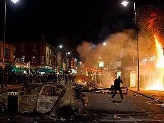 Ver vídeo  'Graves disturbios en Tottenham, Londres, tras la muerte de un joven a manos de la policía'