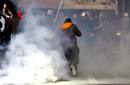 Los agentes han respondido con gases lacrim&oacute;genos