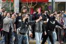 Un grupo de estudiantes grita consignas durante los enfrentamientos frente a la principal comisar&iacute;a de Atenas.