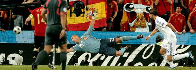 El delantero de Grecia Angelos Charisteas bate al portero de España Pepe Reina en el primer gol de su equipo. El delantero de Grecia Angelos Charisteas bate al portero de España Pepe Reina en el primer gol de su equipo.