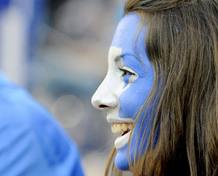 Una seguidora de la selecci&oacute;n de Grecia espera en las gradas el comienzo del encuentro, en el estadio Wals-Sieznheim de Salzburgo.