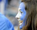 Una seguidora de la selecci&oacute;n de Grecia espera en las gradas el comienzo del encuentro, en el estadio Wals-Sieznheim de Salzburgo.