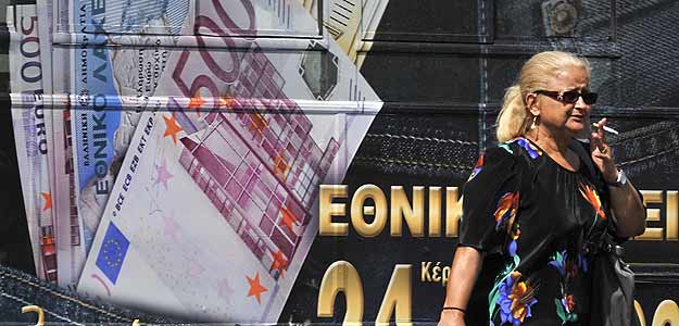 Una mujer pasea por las calles de Atenas