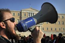 Un estudiante lanza una proclama contra los recortes y las medidas de austeridad