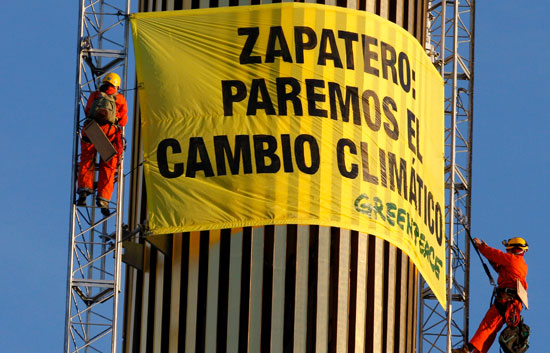 Greenpeace en el obelisco de Plaza Castilla
