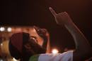 Gritan connsignas religiosas mirando al cielo como parte de la celebraci&oacute;n