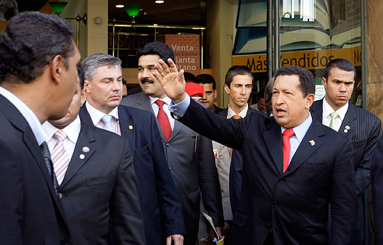 Gritan "dictador" a Ch&aacute;vez