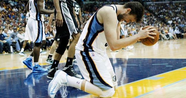 http://img.irtve.es/imagenes/grizzlies-gasol-reacts-after-call-spurs-tim-duncan-looks-during-the-fourth-quarter-in-game-4-of-their-nba-western-conference-final-playoff-basketball-series-in-memphi/1369717320039.jpg