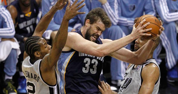 Marc Gasol intenta zafarse de la defensa de Kawhi Leonard (izda) y Tim Duncan (dcha)
