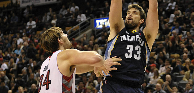 El jugador de los Grizzlies de Memphis Marc Gasol lanza el balón ante la presión de Aaron Gray de los Raptors de Toronto. El jugador de los Grizzlies de Memphis Marc Gasol lanza el balón ante la presión de Aaron Gray de los Raptors de Toronto.