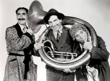 Groucho, Chico y Harpo Marx en 'Un d&iacute;a en las carreras'