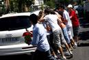 Un grupo de aficionados rodea el coche del futbolista portugu&eacute;s a su llegada al Santiago Bernab&eacute;u.