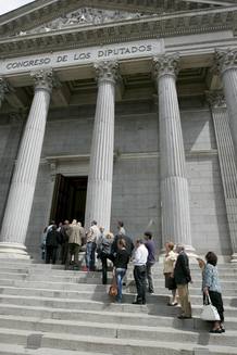 Los primeros ciudadanos accedieron, pasadas las 12.15 al Sal&oacute;n de los Pasos Perdidos, en el Congreso de los Diputados, para dar su despedida al ex presidente Leopoldo Calvo-Sotelo.
