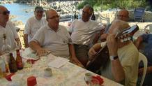 El grupo gastronómico S'Alguer cantando havanera en la sobremesa tras una jornada de pesca El grupo gastronómico S'Alguer cantando havanera en la sobremesa tras una jornada de pesca