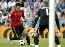 El delantero de la selecci&oacute;n espa&ntilde;ola Daniel G&uuml;iza controla el bal&oacute;n en presencia del portero Antonis Nikopolidis.