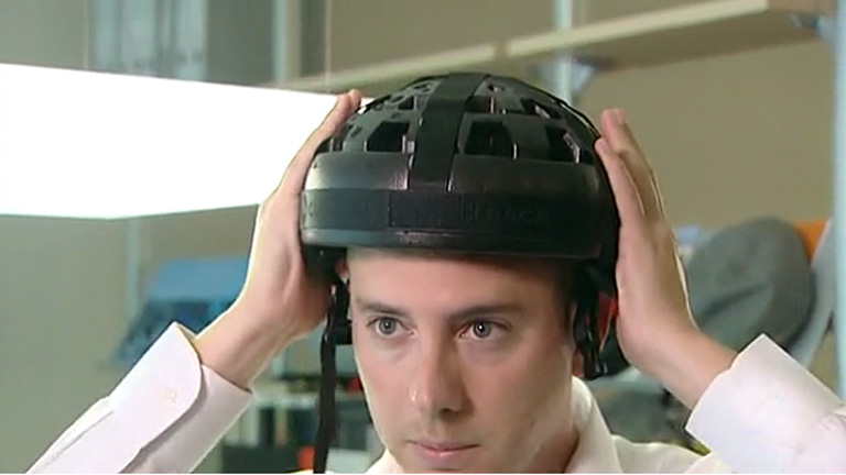 Un grupo de ingenieros de la Universidad Politécnica de Valencia desarrolla un casco plegable para bicicleta