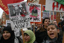Un grupo de manifestantes protestan en la Embajada de Egipto en Londres.