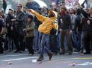 Un grupo de manifestantes se enfrenta a la polic&iacute;a en Barcelona