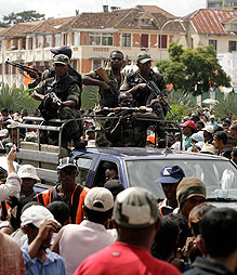 Un grupo de militares conducen por las calles de Antananarivo tras un mitin del líder opositor. Un grupo de militares conducen por las calles de Antananarivo tras un mitin del líder opositor.