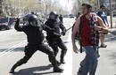 Un grupo de mossos desquadra carga contra varios manifestantes en Barcelona
