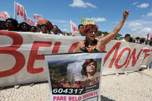 Un grupo de nativos de la tribu Caiapo protestan contra la construcción de la presa de Belo Monte en la Amanozía Brasileña. Un grupo de nativos de la tribu Caiapo protestan contra la construcción de la presa de Belo Monte en la Amanozía Brasileña.