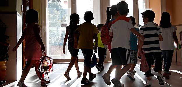 Un grupo de ni&ntilde;os entra en un colegio