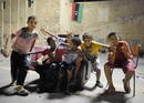 Un grupo de ni&ntilde;os juega en la Plaza de los M&aacute;rtires en Tr&iacute;poli