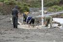 Un grupo de personas abre un desag&uuml;e en Ceuta