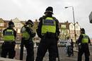 Un grupo de polic&iacute;as vigila las calles de Streatham, al sur de Londres.
